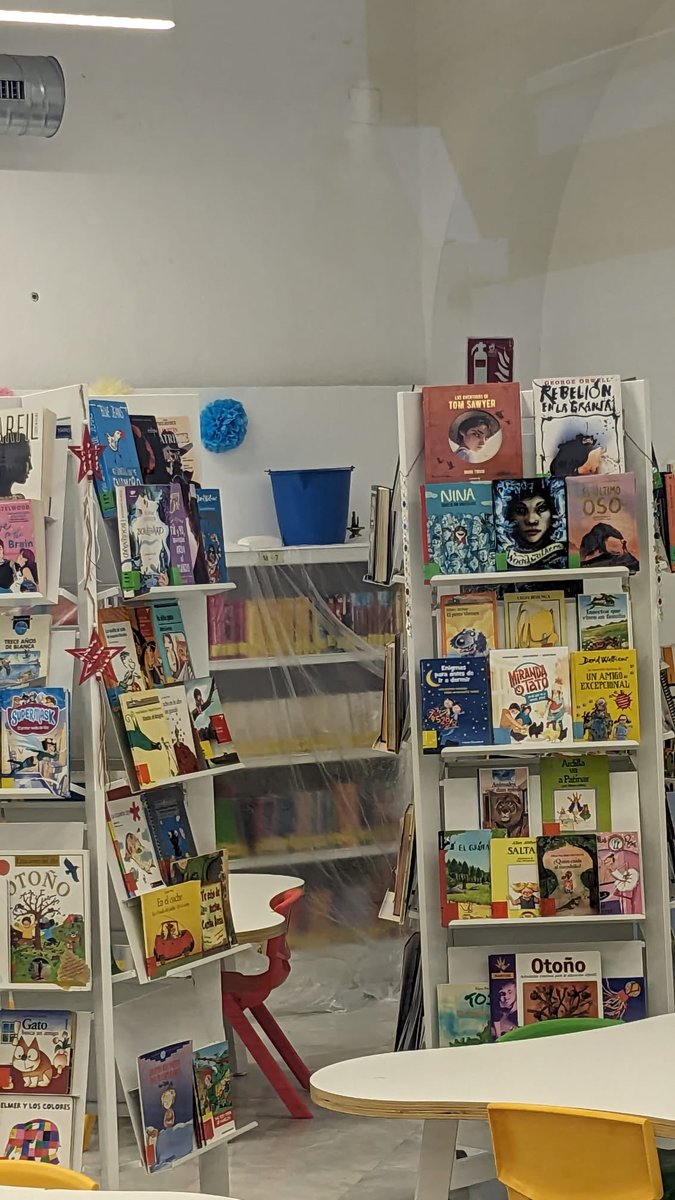 angeelesp_'s tweet photo. Parece que el @pptomares se dedica solo a bloquear a la oposición, porque no veo que le presten mucha atención al estado de la “reformada” biblioteca que el concejal trumpista experto en bloquear, Alejandro Garcia Casares llamaba referente
Plástico, cubos y “palante”
Sensacional https://t.co/LsBRj9OEY3
