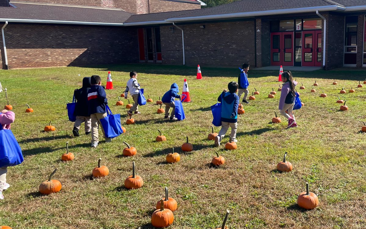 Room 104 had so much fun at the pumpkin patch today!Thank you <a href="/rbps_pto/">rbps_pto</a>! <a href="/misshalpinrbps/">Miss Halpin</a> <a href="/pmcollins04/">Paula Collins</a> <a href="/rbpsEAGLES/">Red Bank Primary</a> #RBBisBIA