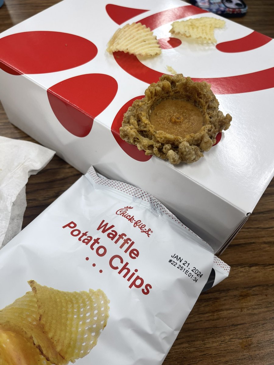 bdfloyd_'s tweet photo. Hey @ChickfilA, I’m not sure what you included in my bag of chips but it was a very unnecessary surprise. https://t.co/8V617qmBmX