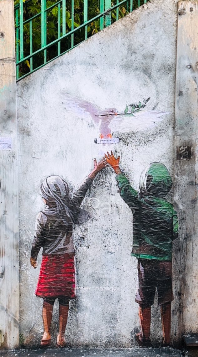 tvboy's tweet photo. “Se la guerra non viene buttata fuori dalla storia dagli uomini, sarà la guerra a buttare fuori gli uomini dalla storia” Gino Strada.

Milano, Ponte di Via Valenza.
#war #Gaza #GazaCity https://t.co/fhyRdjsEqw