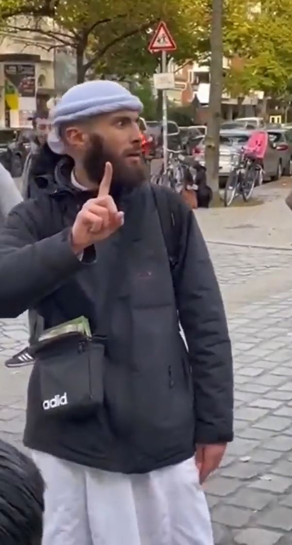Politikanalyst's tweet photo. @HSG2213 Die #Religionsfreiheit gerät dort an ihre Grenzen, wo sie mit Einstellungen und Handlungen verbunden ist, die die #Freiheit selbst infrage stellen. Das gilt besonders für fundamentalistische religiöse Bewegungen wie den Salafismus.
Gefahr für unsere #FDGO_DE!
#Deutschland
#Berlin https://t.co/NOIkHcEpGL