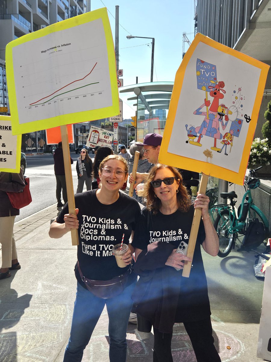 TVO_CMG's tweet photo. It's a great T-shirt — perfect for going out OR staying in. Just an all-around good-looking  shirt. FREE with a $75+ donation to our strike fund. 
https://t.co/lDkp3Zkmsj

#SolidariTee ⬇️⬇️⬇️ https://t.co/FKcwGzY9Lc