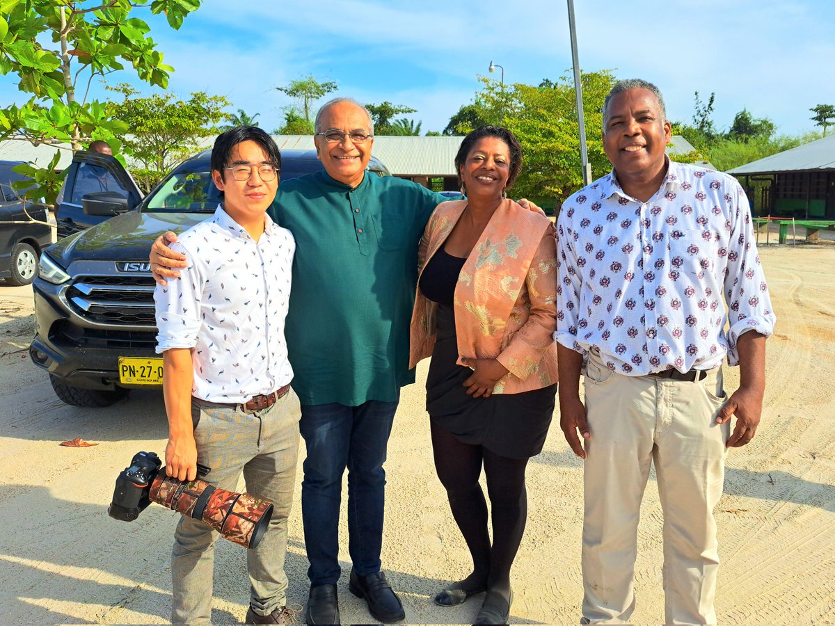 Stichtingdons's tweet photo. De minister van Landbouw Veeteelt en Visserij in Suriname, dhr. Sewdien, bezocht ook dit evenement en hielt een toespraak.
Hij gaf aan zelf docent geweest te zijn op het Natin.
Ook sprak hij over de vele plannen die er zijn en het belang van de landbouw.
#donsevent2023 https://t.co/dn5jxWmnDT