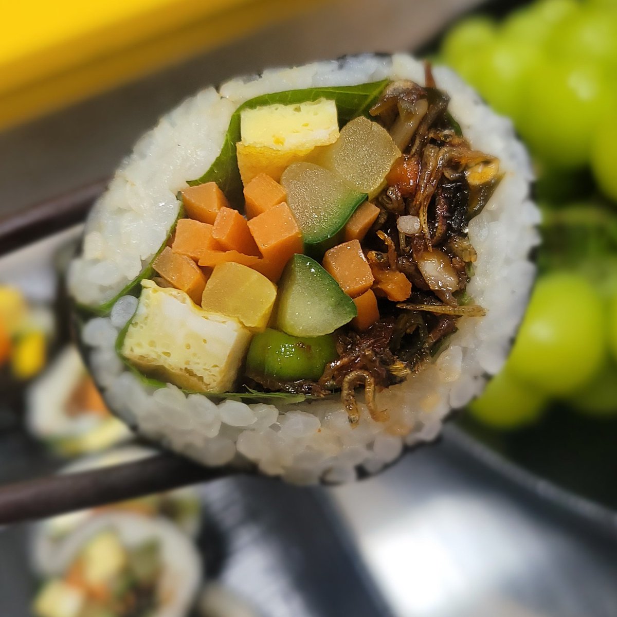 out_come's tweet photo. 밥반찬처럼 먹어도 좋을 멸치땡초 김밥 출시
이거 이거 진짜 입맛 돋는다 https://t.co/hP77YNHkfI
