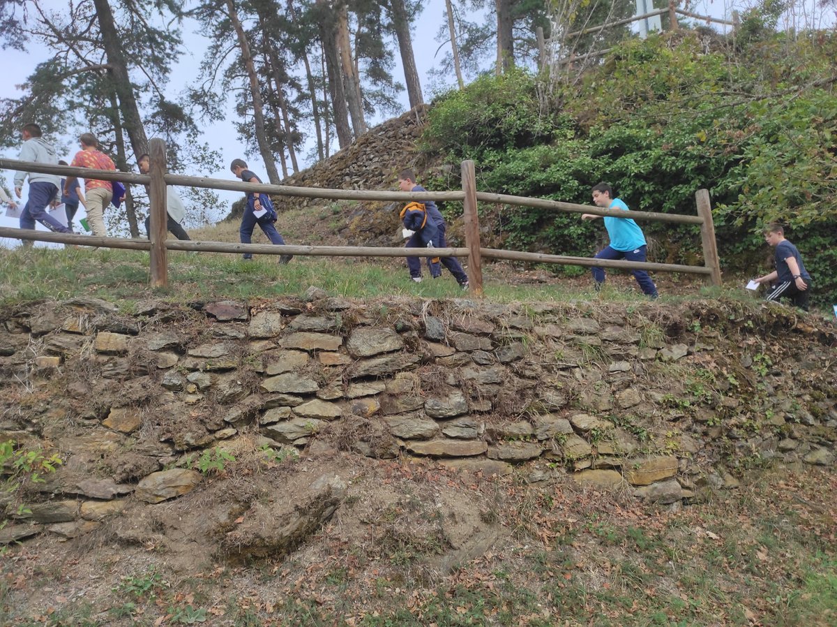 stjosephambert's tweet photo. En Histoire, les 5e se sont rendus à Issandolanges sur les vestiges d'un village abandonné où l'on devine l'église, le château, le lavoir et le four à pain datant du Moyen Âge. Seconde étape, l'église St Pierre d'Arlanc où le prêtre leur a expliqué les étapes de sa construction. https://t.co/wE4oL2SYVv