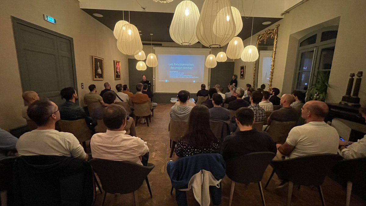 SciamVox's tweet image. La 1ere conférence #MeetUpDevToulon avec @jmdoudoux , la salle est pleine ! #Java21