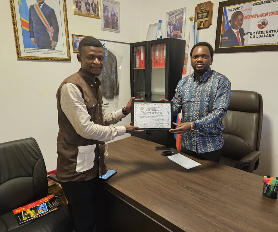 BenNazerSe's tweet photo. 🔴⚪ pour son implication dans la promotion de la culture Lualabaise et a redoré l'image de ce dernier, l'hon @ChristianMasud_ Secrétaire Interfederal de L'UNC lualaba, a été décerné du #Diplôme de #Mérite par la firme #RANES #FASHION ce jeudi 19 octobre 2023 à #Kolwezi. https://t.co/LeiZfZfTEt