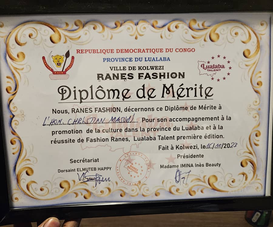 BenNazerSe's tweet photo. 🔴⚪ pour son implication dans la promotion de la culture Lualabaise et a redoré l'image de ce dernier, l'hon @ChristianMasud_ Secrétaire Interfederal de L'UNC lualaba, a été décerné du #Diplôme de #Mérite par la firme #RANES #FASHION ce jeudi 19 octobre 2023 à #Kolwezi. https://t.co/LeiZfZfTEt
