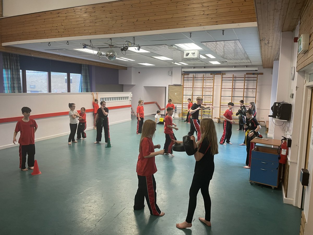 ActiveS_Crghill's tweet photo. Brilliant to see some of our Advanced Kick-boxers helping at the After School Club earlier today 👏🏻🥋🥊🌟

#Leadership #CraigshillCommunity 
@ActiveWL @wlriverside_ps @LethamPrimary https://t.co/8OhoW14kYm