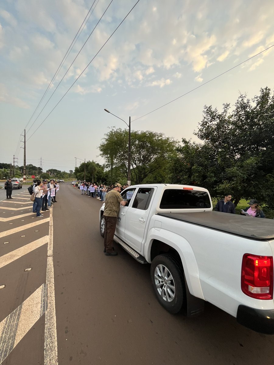 marcelomorinigo's tweet photo. Manifestación pacífica 4to día, no nos dejen solos! #justiciaPSE2023 #Itaipu #ItaipuBinacional @SantiPenap @LetiOcamposP @enioverri https://t.co/qr22aRknFH