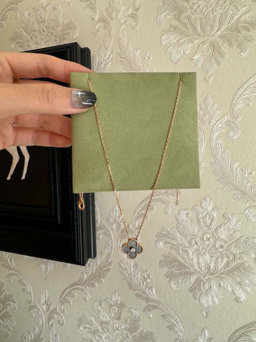 Maximrwers's tweet photo. #VanCleefArpels #necklace Christmas limited color https://t.co/m9mGMNzVHo