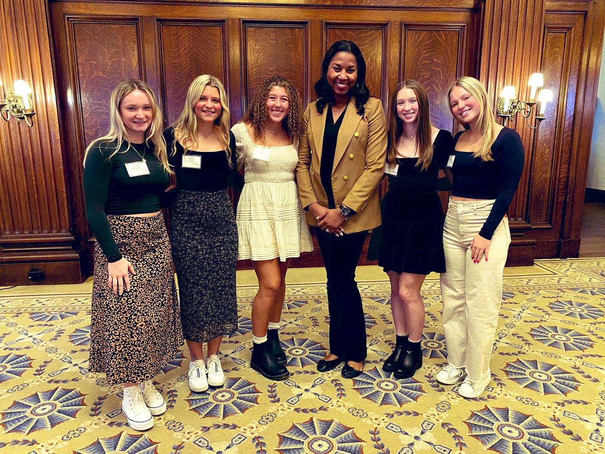 Elizabeth Long tweet media