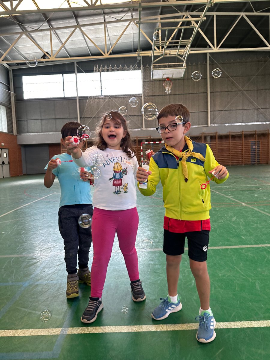 GSSanJuan211's tweet photo. El pasado fin de semana, nuestros castores aprendieron más sobre cada uno de sus scouters, en el caso de Burbuja, no hay mejor forma de hacerlo que jugando. 🫧🫧🫧
#soyscout #somos211 #scoutespaña #sanjuan211 #asdecyl #asde #colonia #castores #medinadelcampo https://t.co/aKZIkvCDZF