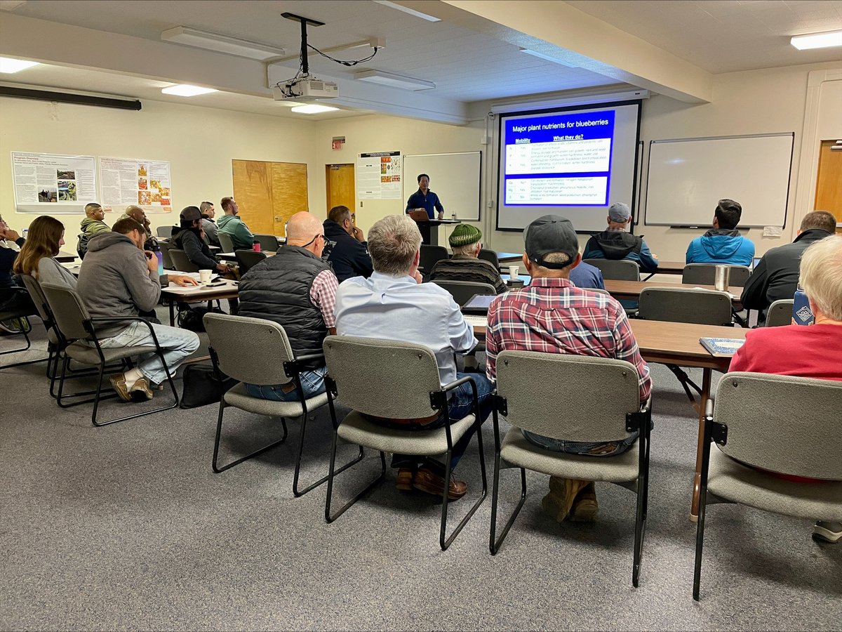 calstrawberries's tweet photo. Dr Wei Yang speaking about nutrition basics at his Blueberry Nutrition Workshop at #NWREC today. https://t.co/UFl3BU3XCv