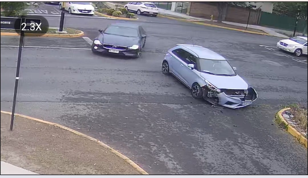 MESPINOSA_CL's tweet photo. Otra vez un accidente en Quilin Norte con Matias Causiño. Sinceramente la @penalolen @CarolinaLeitao  esperaran que muera alguien para REALMENTE tomar medidas que como comunidad hemos insistido (reductores de velocidad, semáforo,  controles de velocidad, etc)... https://t.co/kPlWX9lf65