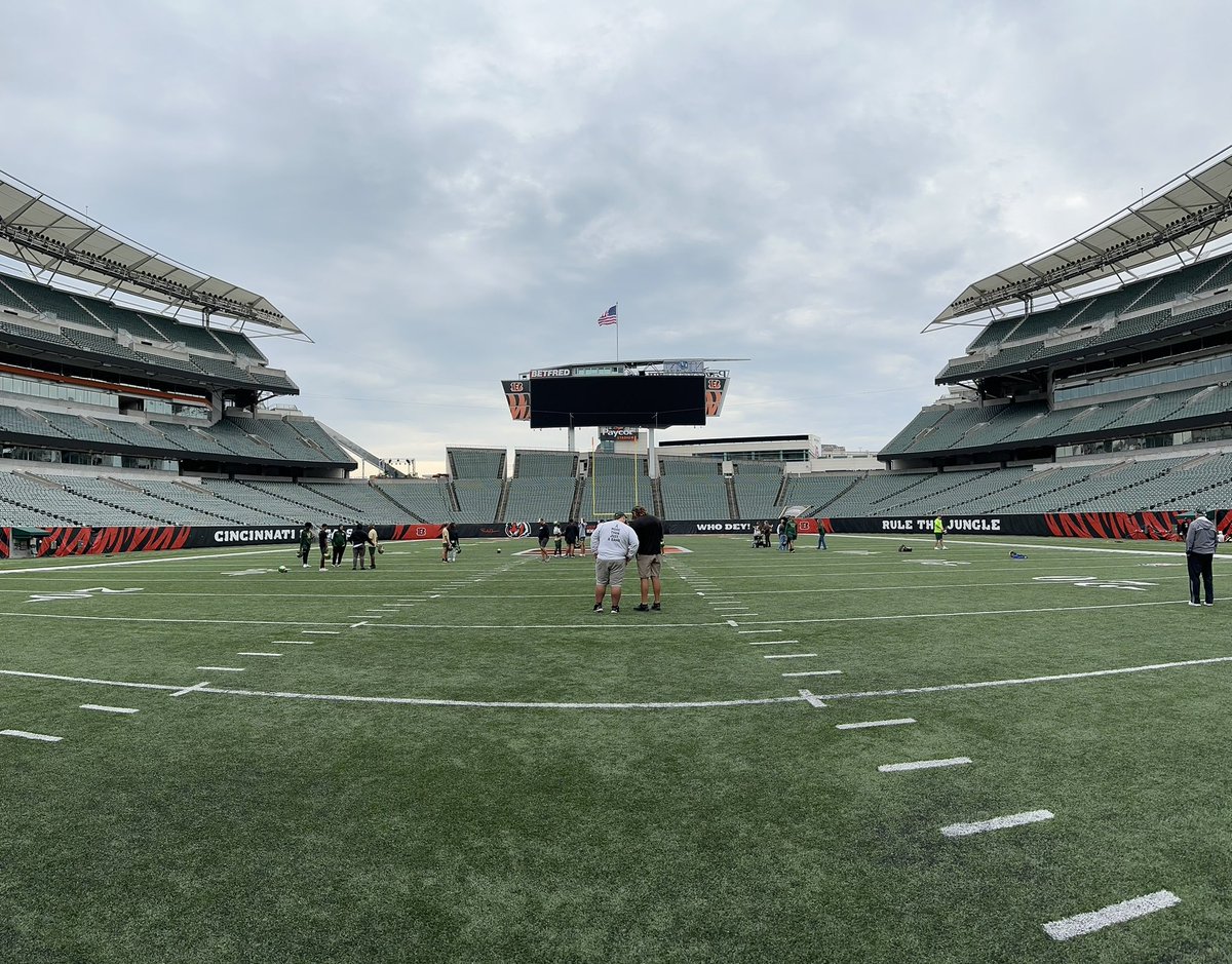 Thank you to the <a href="/Bengals/">Cincinnati Bengals</a> for allowing us to practice at your practice facility and a tour of the stadium! 
#RuleTheJungle 
#AllIn☘️