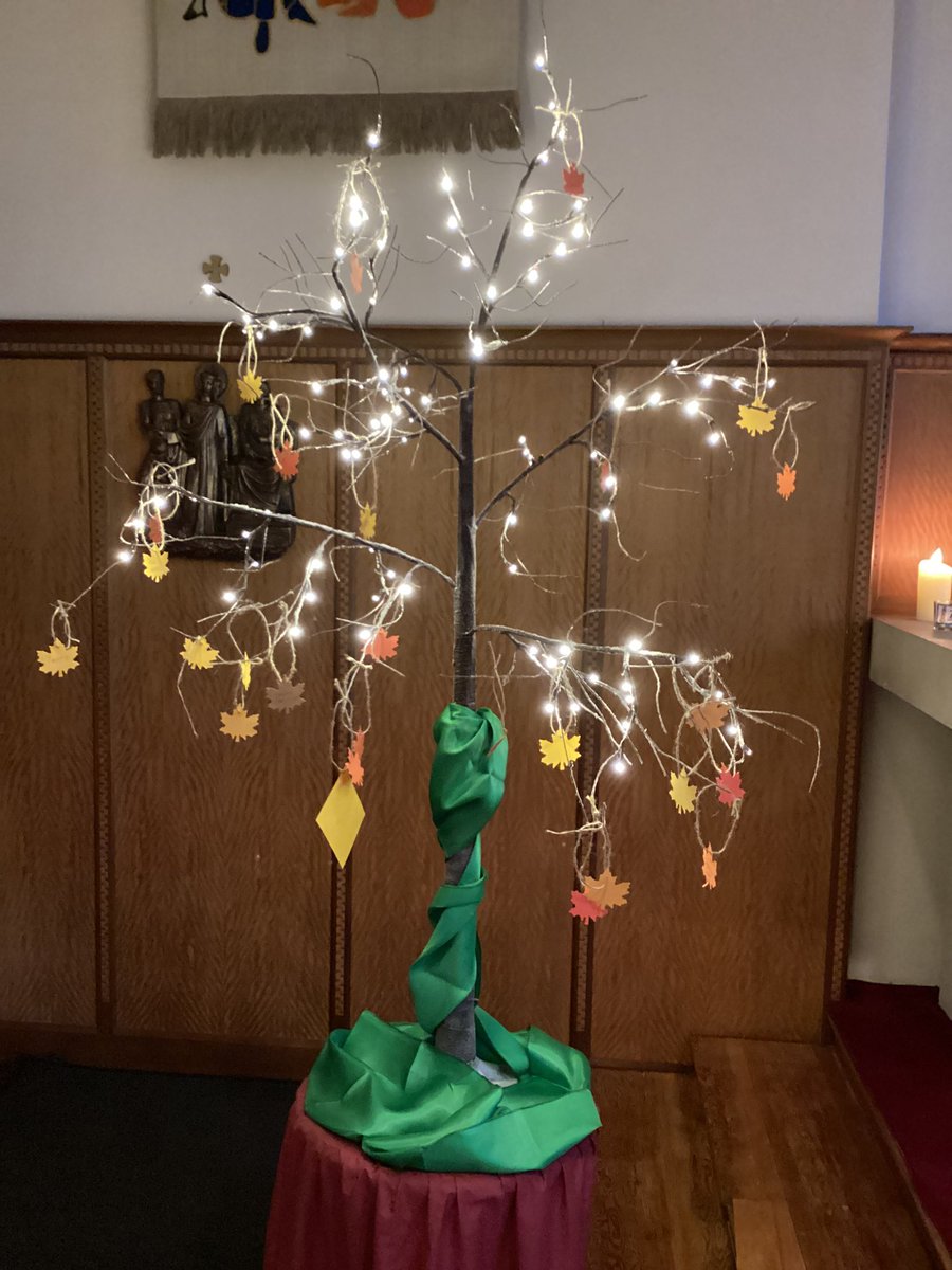 StIlltydsCHS's tweet image. Our Chapel has welcomed visitors this evening, inviting them to add a prayer to our prayer tree and to light a candle. #openevening2023
