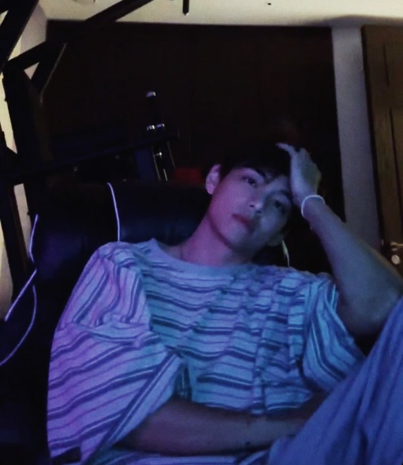 kthprettyhands's tweet photo. can he stop being so boyfriend please https://t.co/DwDACgLeMy