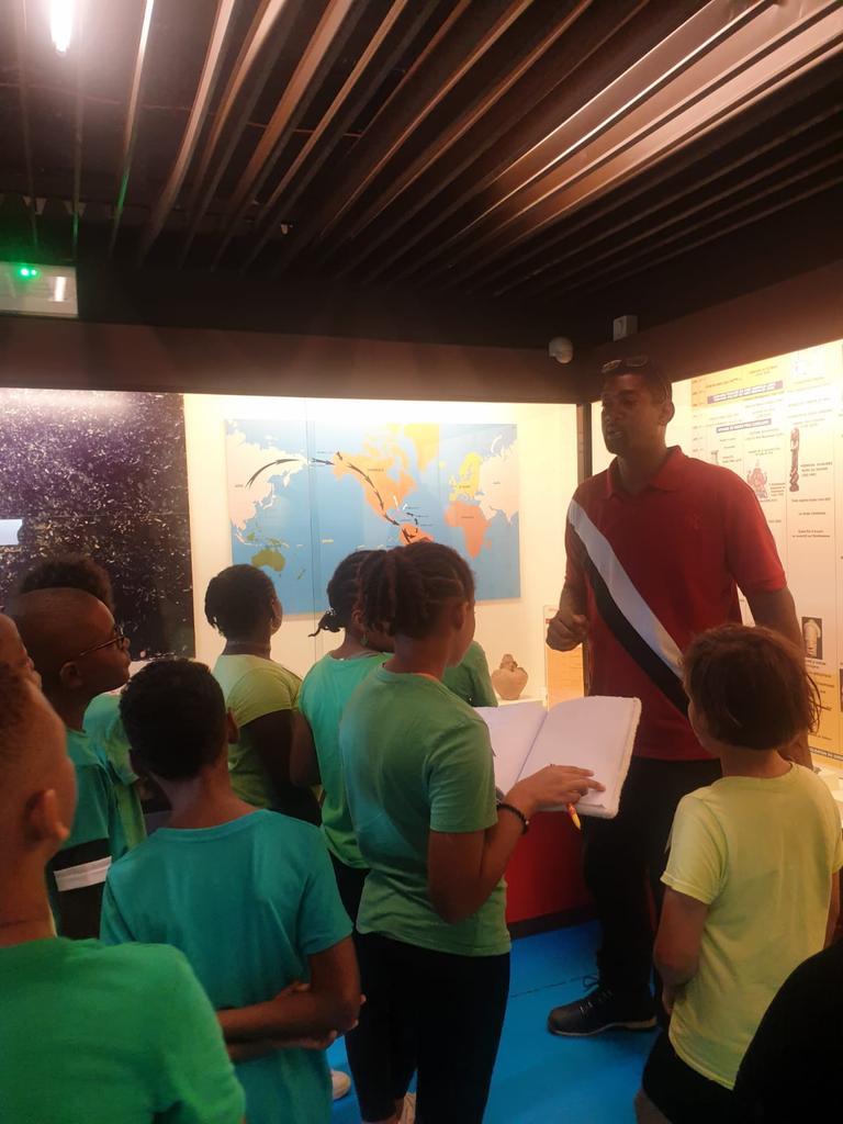MLVR1D_MQ's tweet photo. Semaine du créole en partenariat avec la CTM, Mme Christine NOIREN et sa classe de CM2 de l'école Primaire Amboise Palix de Gondeau se sont rendus au Musée Départemental d'Archéologie et de Préhistoire de la Martinique ce mardi 17 octobre. https://t.co/YpPH1s2tg6