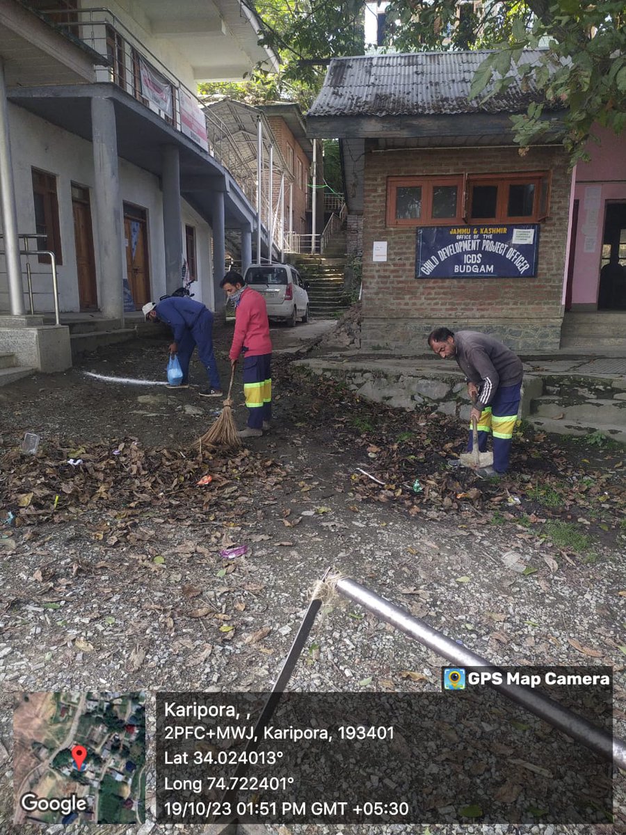 Today on 19-10-2023 Under Monthly long #SWachhtaCampaign 3.0 Special Cleanliness drives carried in Govt offices in Budgam town.
#swachhataspecialcampaign3.0
@DC_Budgam 
@dicbudgam 
@DULBKASHMIR 
@SwachhBharatGov 
@akshaylabroo