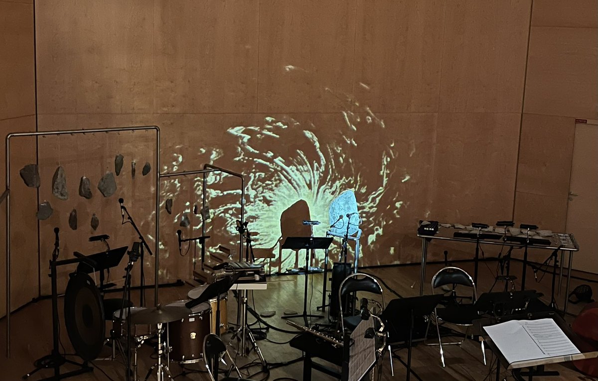 Tu fais quoi ce soir ? 
Ba.. j’vais à un concert de cailloux ! 🗿
<a href="/ensembletmplus/">TM+</a> #MaisonDeLaMusiqueDeNanterre
Création musicale de Lara Morciano et création visuelle de Justine Emard 💫