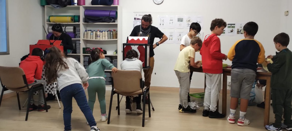 Cachirulooo's tweet photo. E tocou rematar os obradoiros do “Zooparque fantástico” nos centros socioculturais! 

Que ben o pasamos! Grazas polas risas compañeiros, viva o Galicreques!

#TíteresCachirulo #Galicreques #Obradoiros #SantiagoDeCompostela #Galicia #festival https://t.co/B1bXxTuzdP