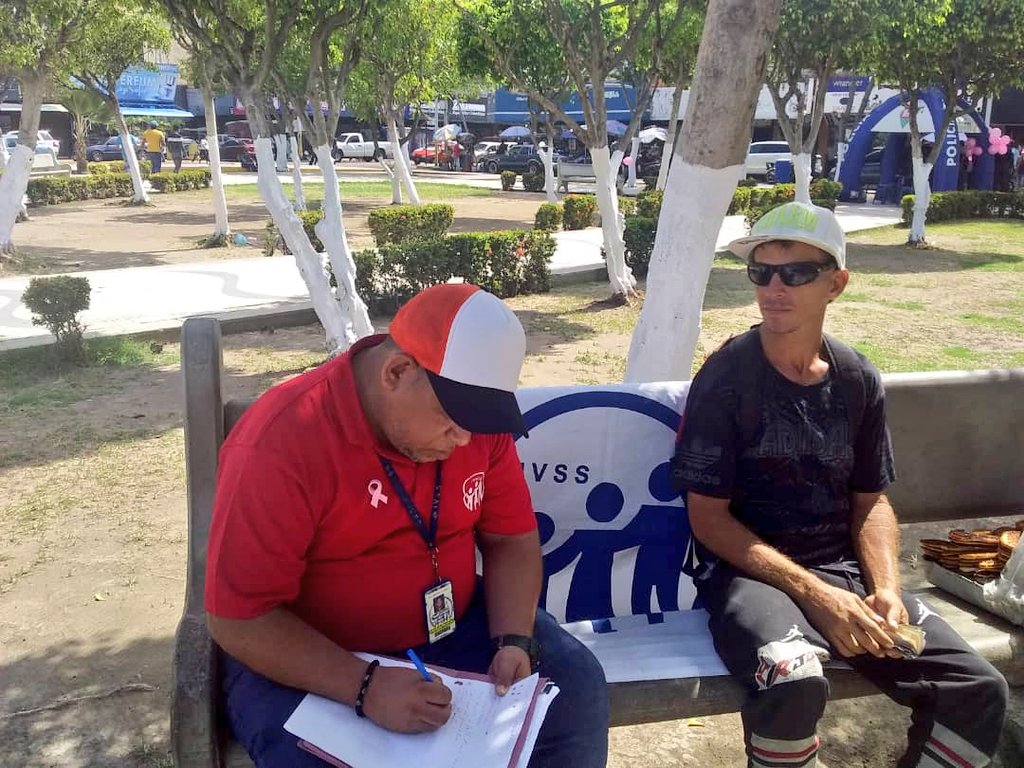 OAPLCIVSS's tweet photo. #19Oct | 🇻🇪 La oficina móvil de la @OAPLCIVSS se trasladó hasta la Plaza Bolívar, municipio Sotillo, para brindar las orientaciones necesarias a los usuarios sobre los trámites que se realizan en el IVSS. #IVSS #OAIvss #AcuerdosDeUnión @MagaGutierrezV @Somosivss @NicolasMaduro https://t.co/PqcJ01N3iz