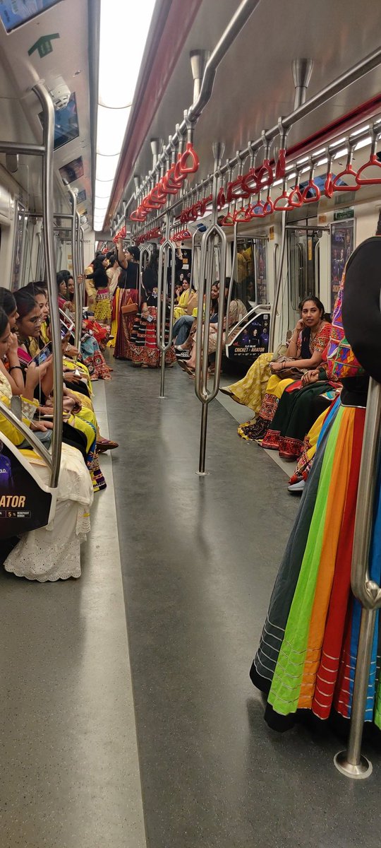 shraddha_dedhia's tweet photo. #MumbaiMetro scenes at 11 pm in #Navratri 😂 https://t.co/jCir0AGazf