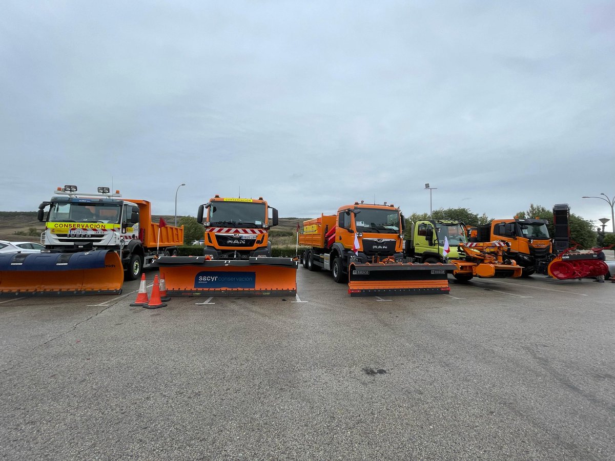 transportesgob's tweet photo. 🛣️❄️ Hoy, la #DGCarreteras ha participado en la jornada técnica de avances tecnológicos en #VialidadInvernal para la campaña 2023-2024 que se ha celebrado en #Burgos.

Esta jornada nos ha permitido conocer nuevas tecnologías y casos de éxito en la gestión de las nevadas. https://t.co/tQTDOhMCJh