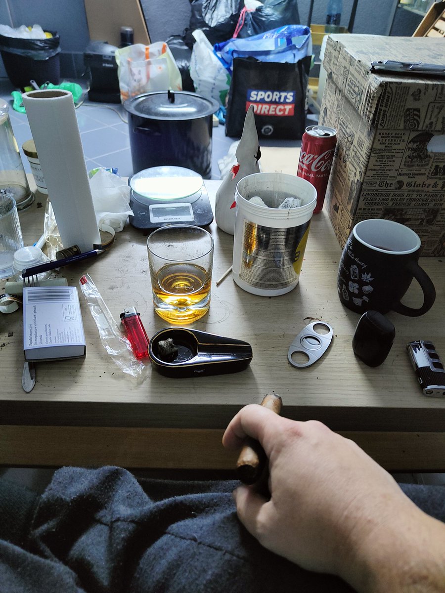 OldUpa's tweet image. Czasem trzeba zejść do podziemia. #Cigar #aficionados