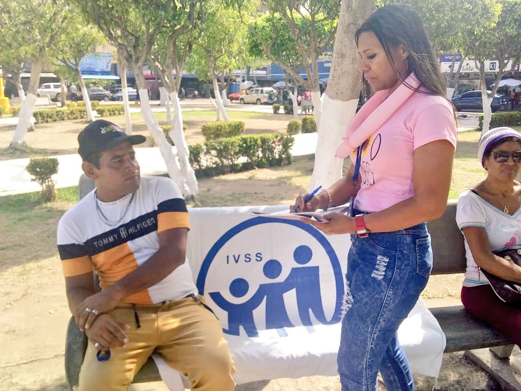 OAPLCIVSS's tweet photo. #19Oct | 🇻🇪 La oficina móvil de la @OAPLCIVSS se trasladó hasta la Plaza Bolívar, municipio Sotillo, para brindar las orientaciones necesarias a los usuarios sobre los trámites que se realizan en el IVSS. #IVSS #OAIvss #AcuerdosDeUnión @MagaGutierrezV @Somosivss @NicolasMaduro https://t.co/PqcJ01N3iz