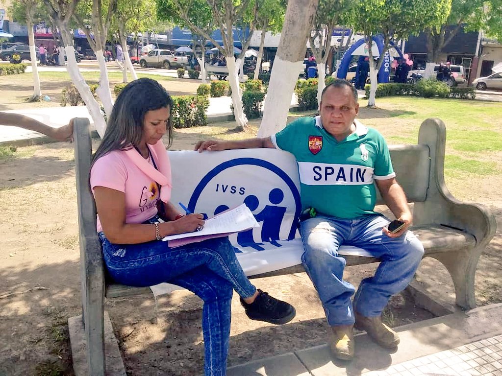 OAPLCIVSS's tweet photo. #19Oct | 🇻🇪 La oficina móvil de la @OAPLCIVSS se trasladó hasta la Plaza Bolívar, municipio Sotillo, para brindar las orientaciones necesarias a los usuarios sobre los trámites que se realizan en el IVSS. #IVSS #OAIvss #AcuerdosDeUnión @MagaGutierrezV @Somosivss @NicolasMaduro https://t.co/PqcJ01N3iz