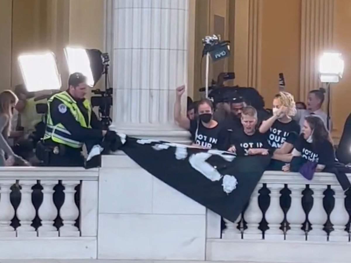 1/2
"Hundreds of Jewish protesters and their supporters have occupied the Congress of the United States, chanting "Ceasefire now!" in reference to the ongoing slaughter of people in Gaza."

Video from Jewish Voices for Peace:

instagram.com/reel/CyjQqr4g9…