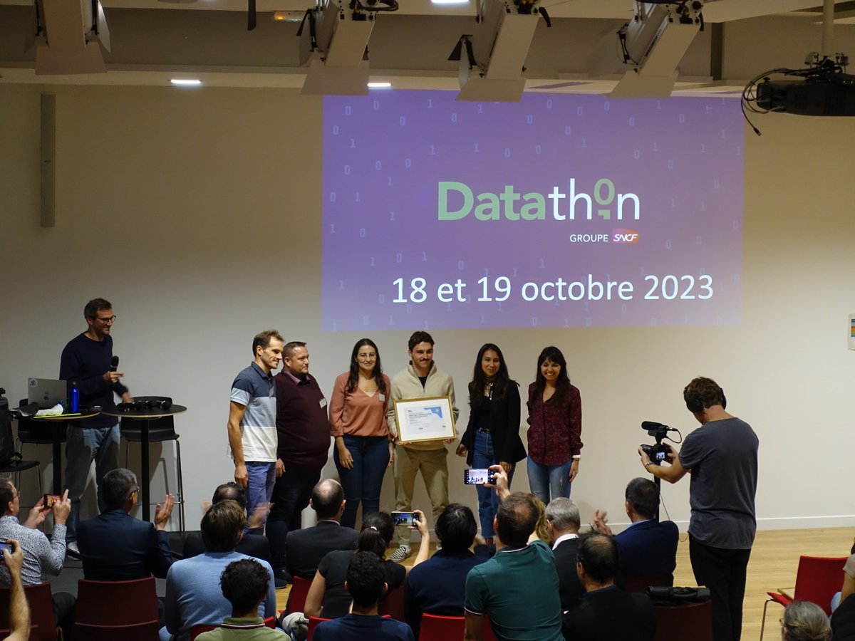 On félicite l'équipe 5, coup de♥️du jury pour son travail autour d'un modèle prédictif du phénomène d'enrayage/patinage. 

Une solution de #maintenancepredictive permettant d'éviter la dégradation des roues, d'anticiper les plans de transport, entre autres, le tout en #tempsreel.