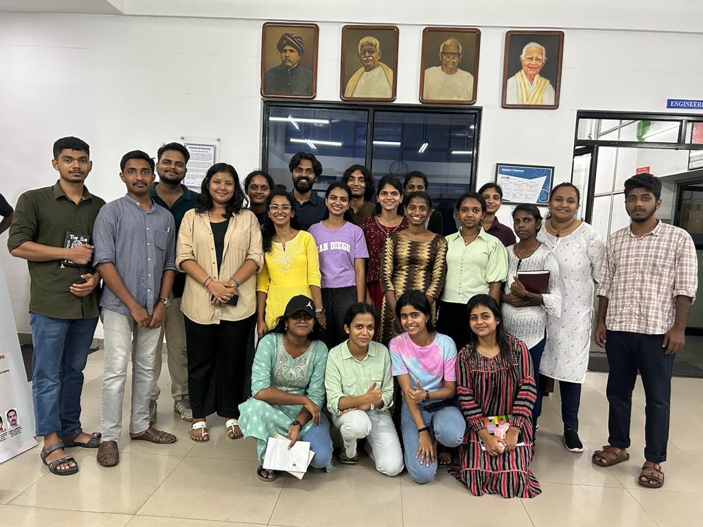 iimckottayam's tweet image. Students of Kottayam campus with teachers at the printing establishment of Malayala Manorama, the largest circulated language newspaper in the country.
#mediavisit
#mediastudents
#lifeatIIMC