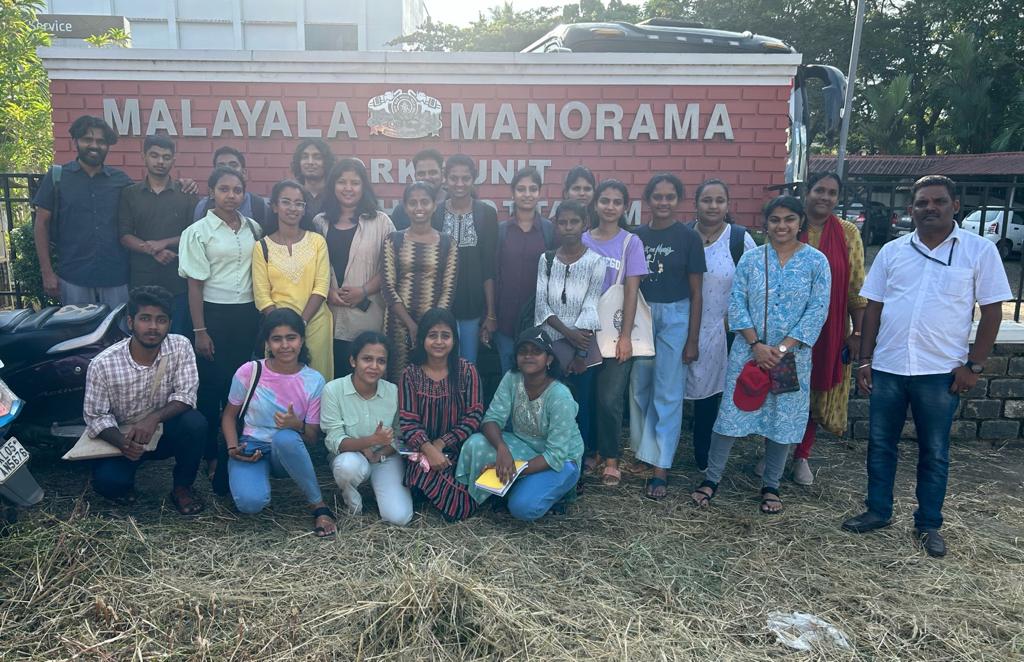 iimckottayam's tweet image. Students of Kottayam campus with teachers at the printing establishment of Malayala Manorama, the largest circulated language newspaper in the country.
#mediavisit
#mediastudents
#lifeatIIMC