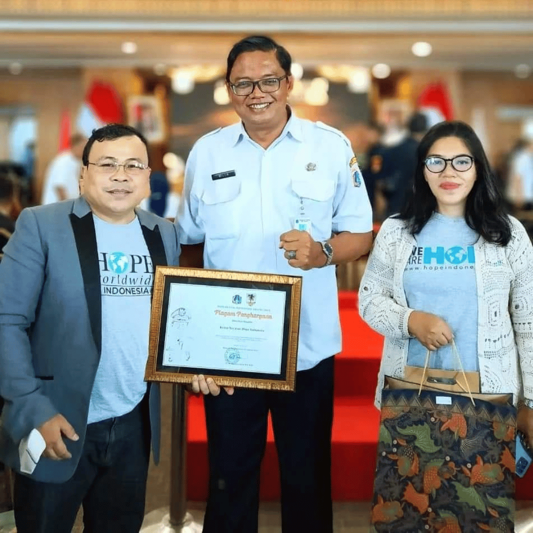 HOPEworldwide's tweet photo. π€ HOPE worldwide Indonesia Wins Government Award π€
Government officials recognized HOPE worldwide Indonesia at the North Jakarta City Awards for its programs to provide integrated healthcare centers for mothers and infants in the community.
#hopeworldwide #hopeww https://t.co/DsmhJfBfyq
