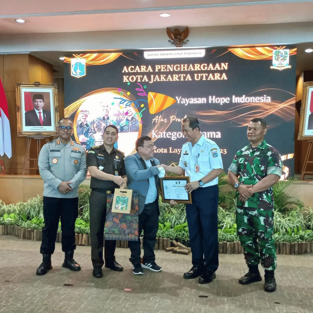 HOPEworldwide's tweet photo. π€ HOPE worldwide Indonesia Wins Government Award π€
Government officials recognized HOPE worldwide Indonesia at the North Jakarta City Awards for its programs to provide integrated healthcare centers for mothers and infants in the community.
#hopeworldwide #hopeww https://t.co/DsmhJfBfyq
