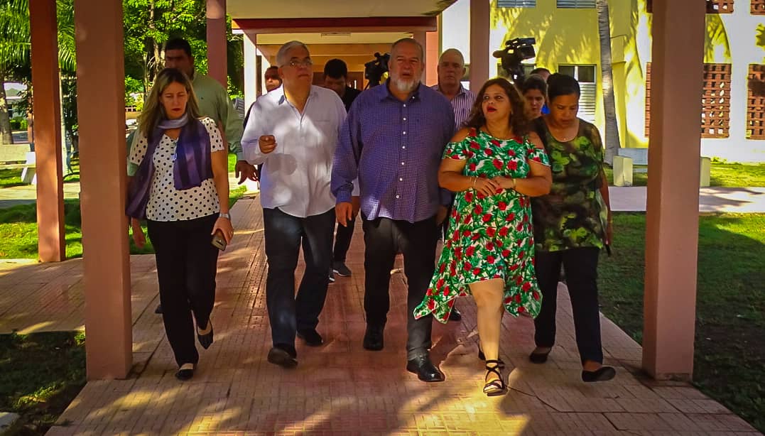 barreto_nt's tweet photo. Avanza #Granma en respuesta formativa a la Primera Infancia. Bellísima Casita Infantil "Arte para soñar" beneficia a 25 madres jóvenes en otorgamiento de primeras 30 capacidades. Insiste Primer Ministro en oportunidad de vínculo estudiantes de la Escuela de Arte con la casita. https://t.co/tuRjr68Bg8