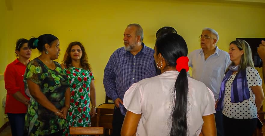 barreto_nt's tweet photo. Avanza #Granma en respuesta formativa a la Primera Infancia. Bellísima Casita Infantil "Arte para soñar" beneficia a 25 madres jóvenes en otorgamiento de primeras 30 capacidades. Insiste Primer Ministro en oportunidad de vínculo estudiantes de la Escuela de Arte con la casita. https://t.co/tuRjr68Bg8