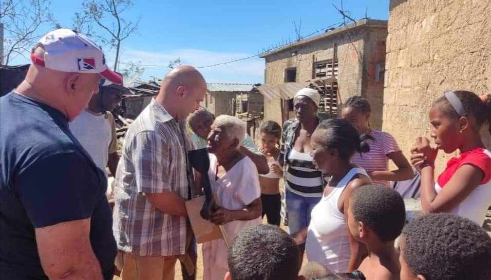 La orden la dio nuestro Presidente: "Quienes dirigen tienen que estar en la calle, escuchando a la gente y promoviendo la participación de toda la población" <a href="/DiazCanelB/">Miguel Díaz-Canel Bermúdez</a> #Cuba #UnidosXCuba #CDRCuba