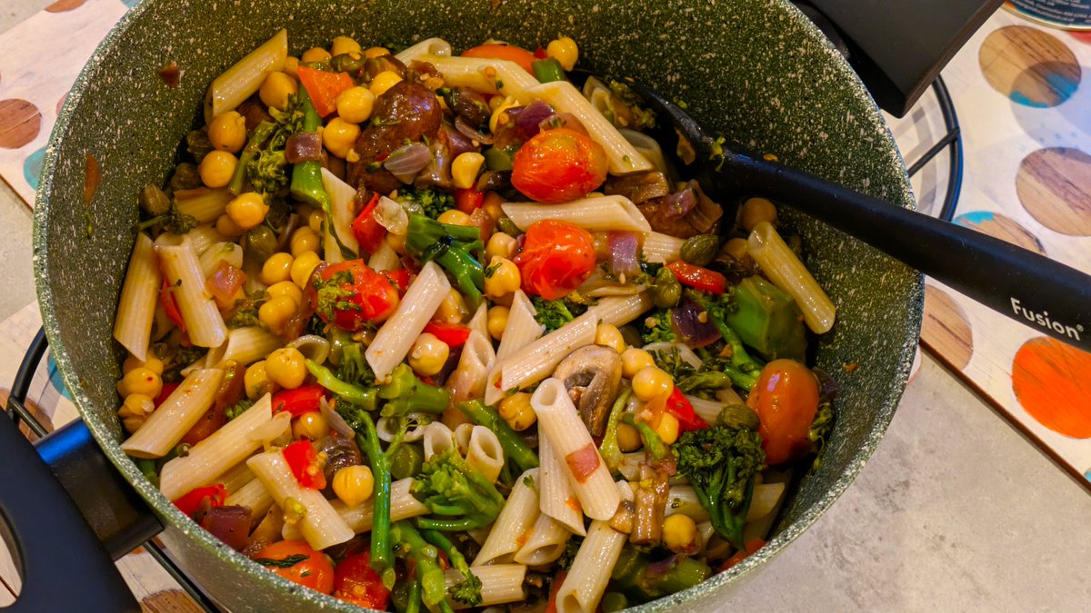 VeganOlive1's tweet photo. #Vegan Pasta for tea #Itseasy2bvegan #PlantPowered #Crueltyfree #Veganfood #Veganfoodshare 😊😋🌱🌻👌😍 https://t.co/MtAG58u31N
