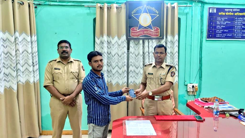 SP_Washim's tweet photo. #Mobile_Return | @PSKaranjaCity येथे हरविलेले/गहाळ झालेले मोबाईल फोन CEIR पोर्टलच्या माध्यमातून शोधत त्यांच्या मूळ मालकांना मा.पोलीस अधीक्षक श्री.@IPS_Bachchan यांचेहस्ते परत करण्यात आले.

@IGP_AmtRange @DGPMaharashtra @maharashtra_hmo @InfoWashim https://t.co/AnUe3MYUJe