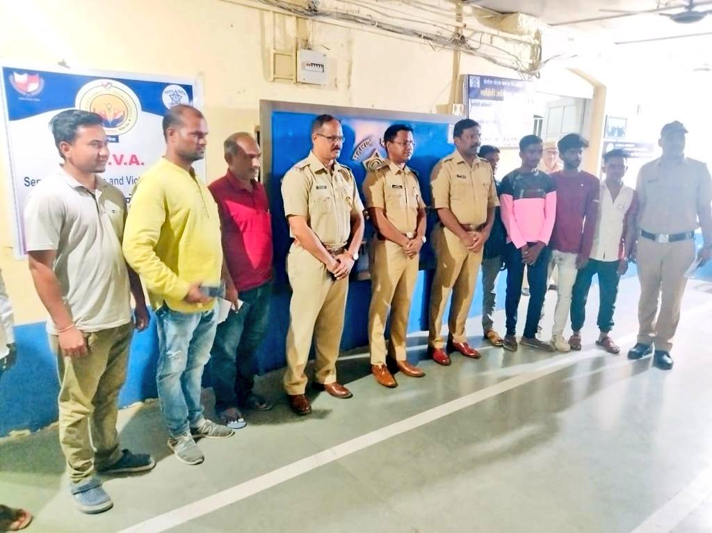 #Mobile_Return | <a href="/PSKaranjaCity/">Police Station Karanja City पोलीस स्टेशन कारंजा</a> येथे हरविलेले/गहाळ झालेले मोबाईल फोन CEIR पोर्टलच्या माध्यमातून शोधत त्यांच्या मूळ मालकांना मा.पोलीस अधीक्षक श्री.<a href="/IPS_Bachchan/">Bachchan Singh</a> यांचेहस्ते परत करण्यात आले.

<a href="/IGP_AmtRange/">IGP AMRAVATI RANGE</a> <a href="/DGPMaharashtra/">महाराष्ट्र पोलीस - Maharashtra Police</a> <a href="/maharashtra_hmo/">HMO Maharashtra</a> <a href="/InfoWashim/">जिल्हा माहिती कार्यालय वाशिम</a>