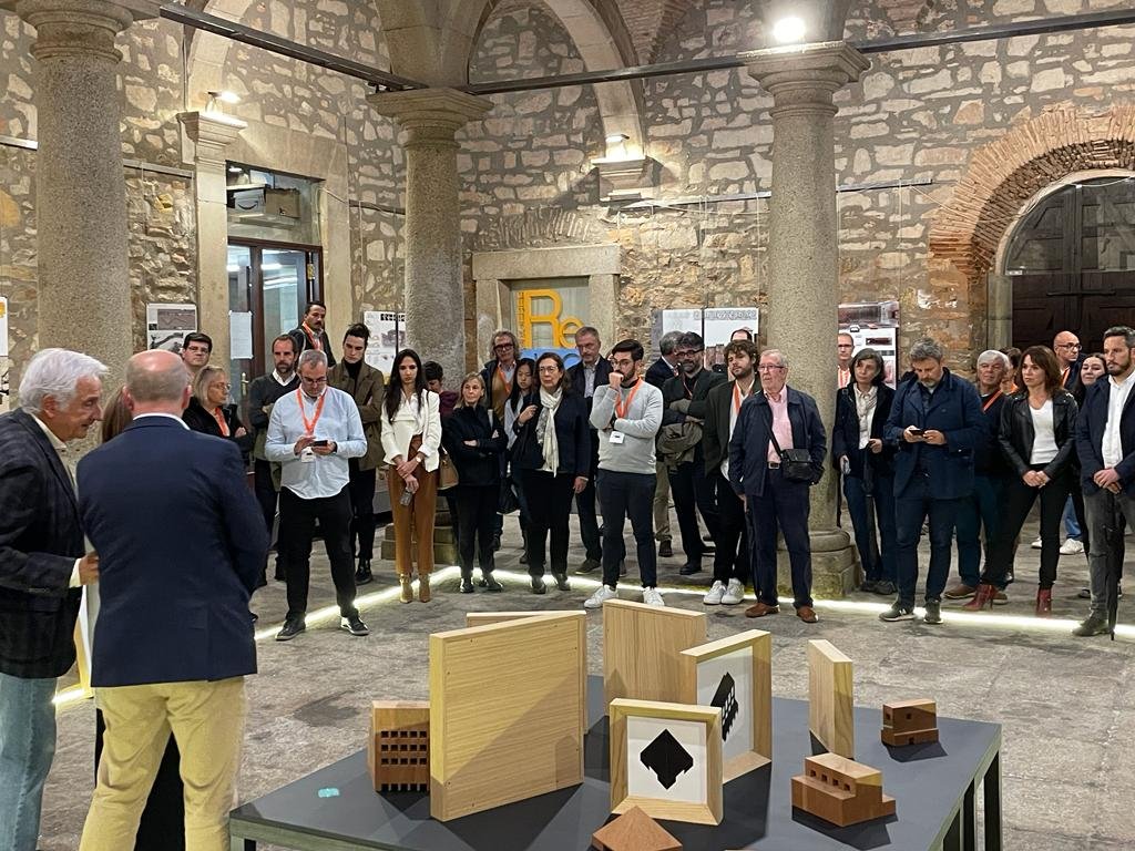 ArquiExt_COADE's tweet photo. Inauguración de la #Exposición de #maquetas ‘Tuñón Albornoz Estructuras’ 

Dentro de la #SemanadelArquitectura en #Extremadura organizada junto a @infra_EXT 

C @cultura_EXT @CSCAE @decano_COADE @Tad3Lab 

#dma23 https://t.co/1lxA5gxDH8