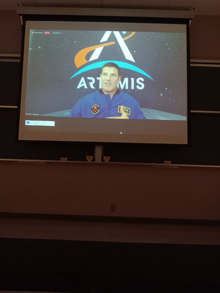 elinaj31's tweet photo. On a assisté à une magnifique presentation à @CcSamuelGenest qui portait comme sujet @AstroJeremy qui travaille à @csa_asc. Merci à notre professeur de français @FVennePROF https://t.co/XMNoXKGM8g