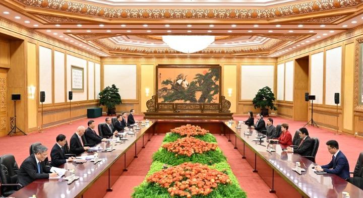 El presidente chino, Xi Jinping, se reunió en Beijing con <a href="/dilmabr/">Dilma Rousseff</a>, presidenta del <a href="/NDB_int/">New Development Bank</a>, quien se encuentra en la capital china para participar en el tercer Foro de la Franja y la Ruta para la Cooperación Internacional ➡️ xhtxs.cn/Nhn
#sobrechina #FranjayRuta