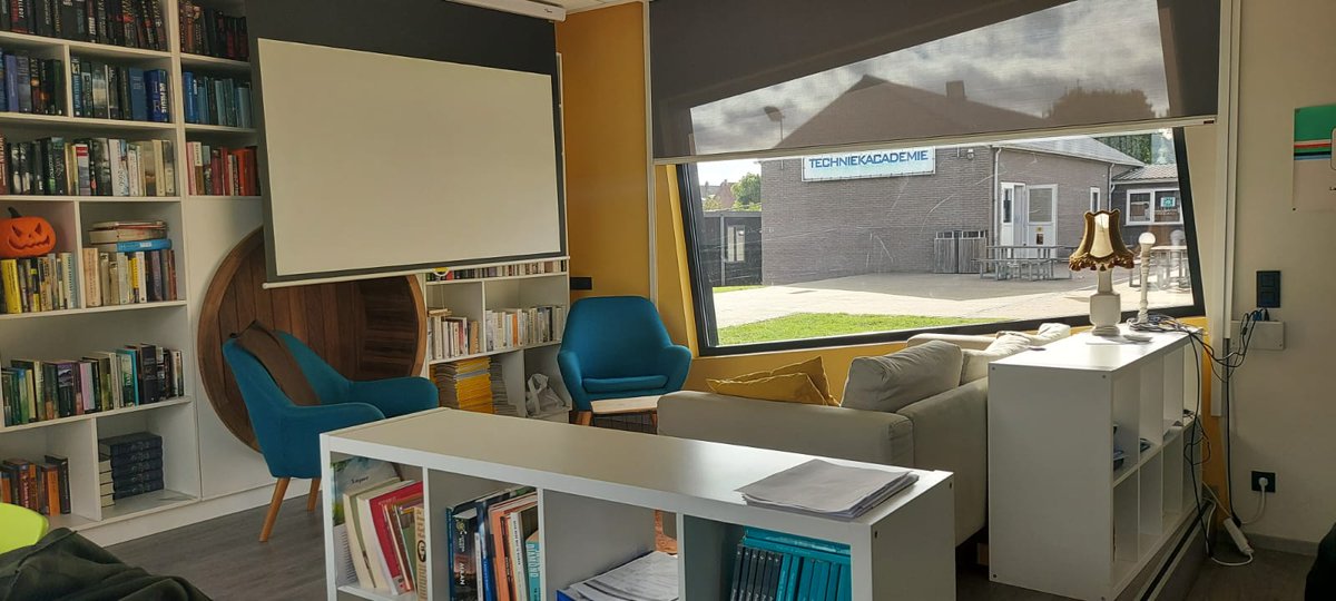 ceparacena's tweet image. We visited #Agora at Go! Atheneum School in Geraardsbergen as part of #Erasmus #TrainingForTransformation. Flexible spaces and active methodologies to promote student autonomy. Multilevel groups working in the same space with 2 teachers @AuladelFuturoEs @fcl_euschoolnet @sepiegob