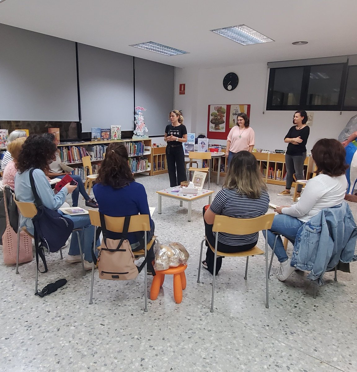 BibliolaGarriga's tweet photo. Acollim la xerrada "Abraçant el dol" amb @CORaCORduelo, amb motiu de la commemoració del Dia Internacional del #DolGestacional, el #DolNeonatal i el #DolPerinatal. Gràcies Noelia i assistents per compartir vivències❤!
@ajlagarriga @meritxellbudo @XavGotaneg @bibliotequesXBM https://t.co/7PFAD0nPbi