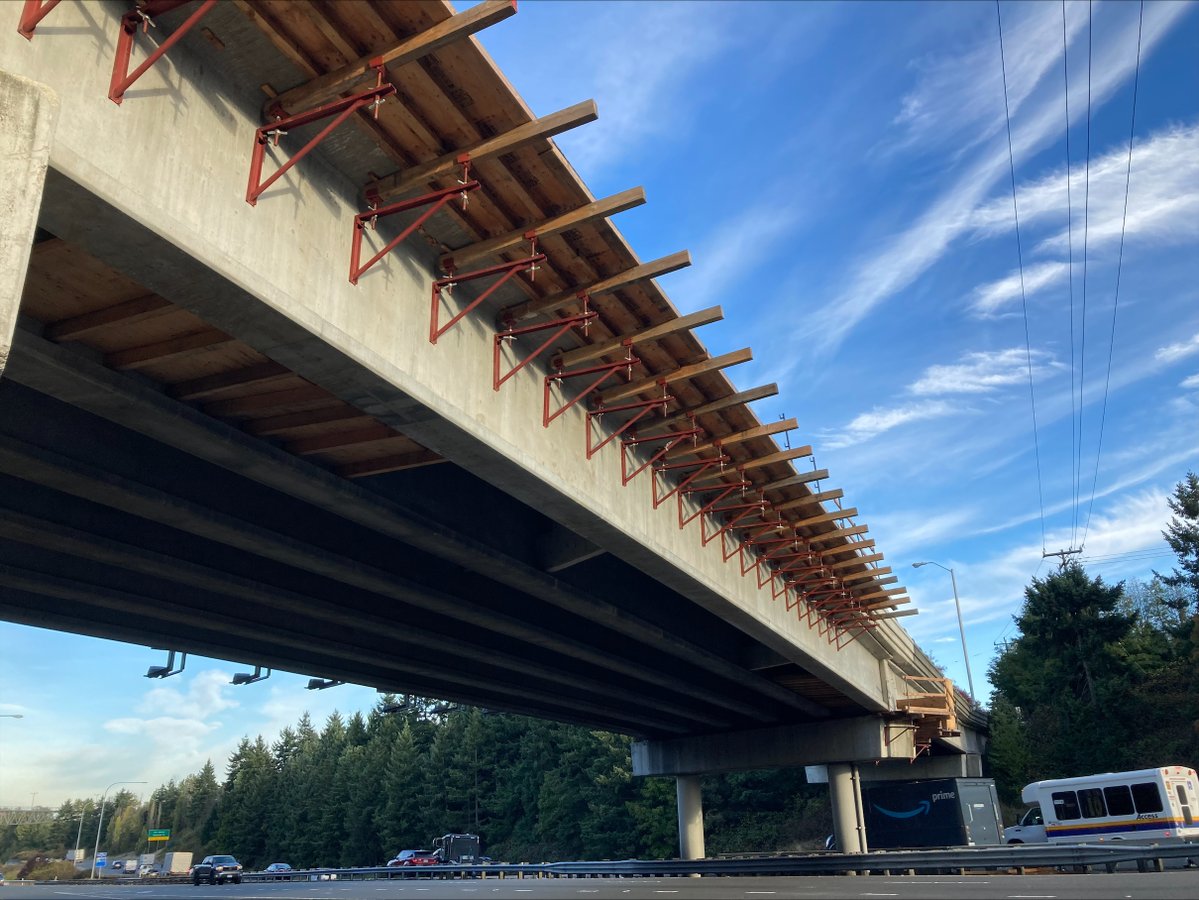 wsdot_traffic's tweet photo. CATCHING A RED-EYE? ✈
All EB lanes of SR 518 will close 🚧for 2 nights near @flySEA for bridge repairs
10pm to 5 am Mon (10/23) & Tues (10/24) nights ⏰
SR 509 to SR 99/Intl Blvd 📍
Use alt routes or expect delays ‼
More 👉 https://t.co/Z8JaXtRQrr
@SeaTacWA @Burien https://t.co/k4BzFxRyPc